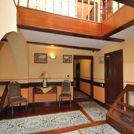 מלון Garni -hotel Barbakan 3*