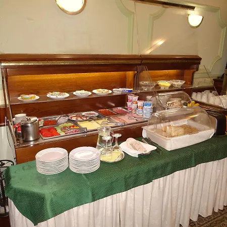 מלון Garni -hotel Barbakan 3*